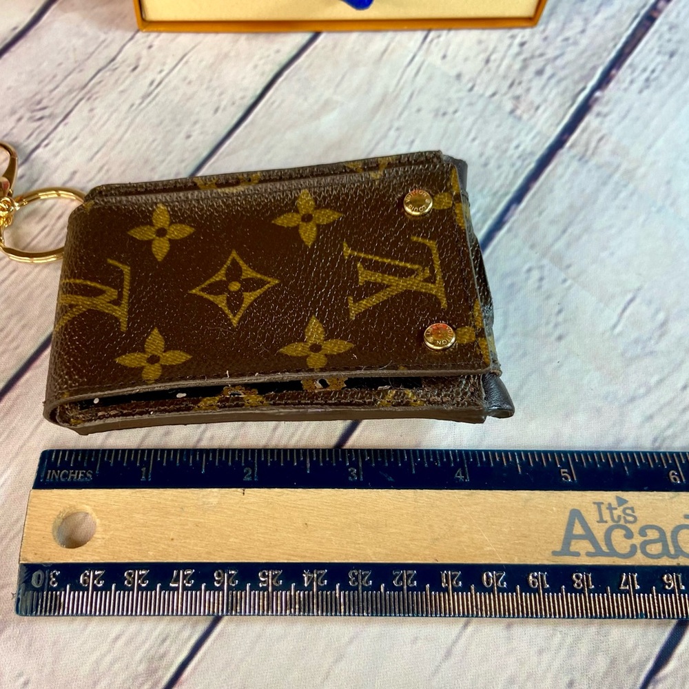 Louis Vuitton Key Cles card holder pouch keychain converted from an iPod case - Picture 8 of 12